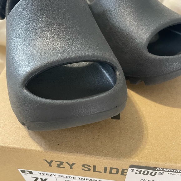 Preloved BLACK ADIDAS YEZZY SLIDES - Picture 7 of 15